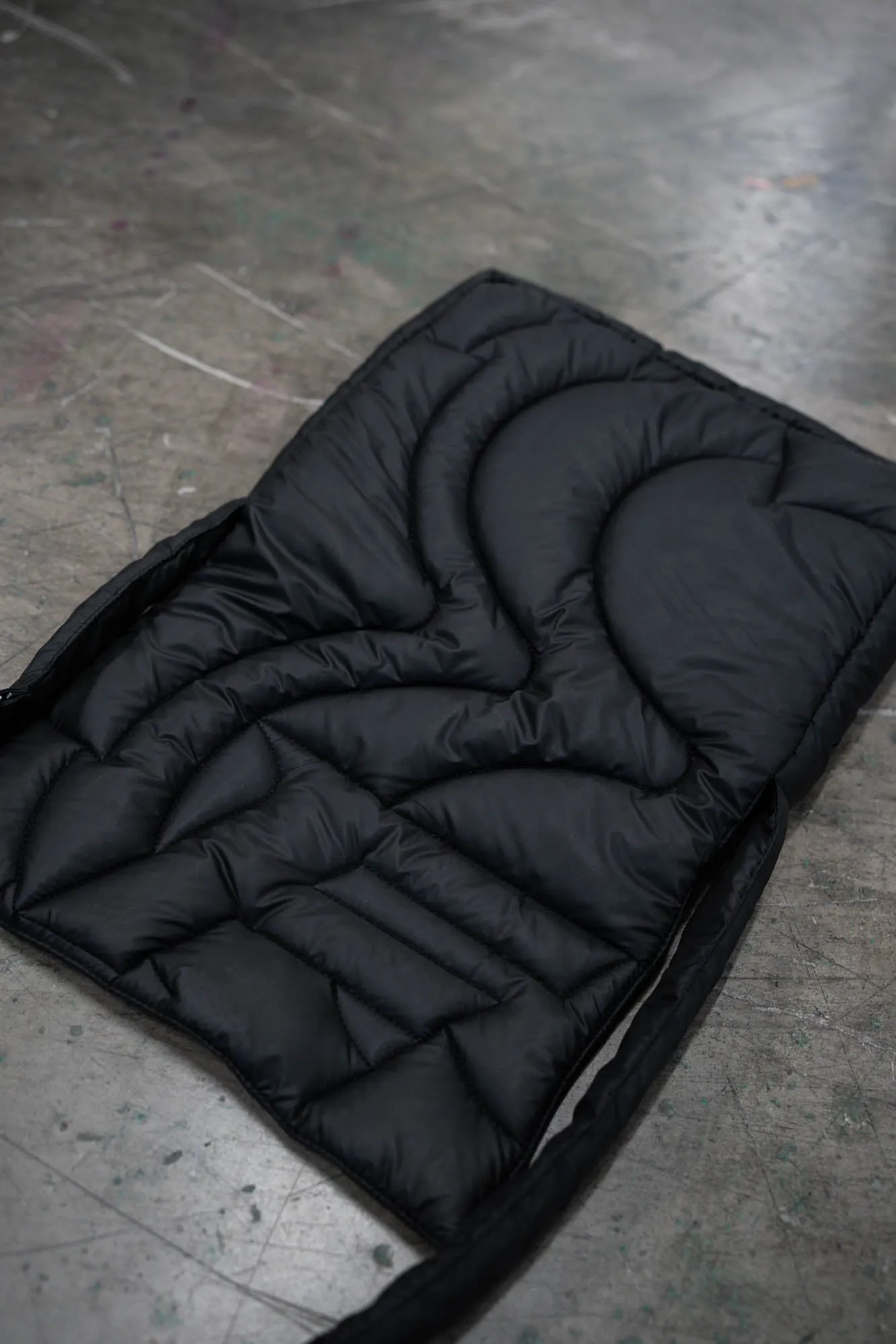 BLACK PUFFER BAG