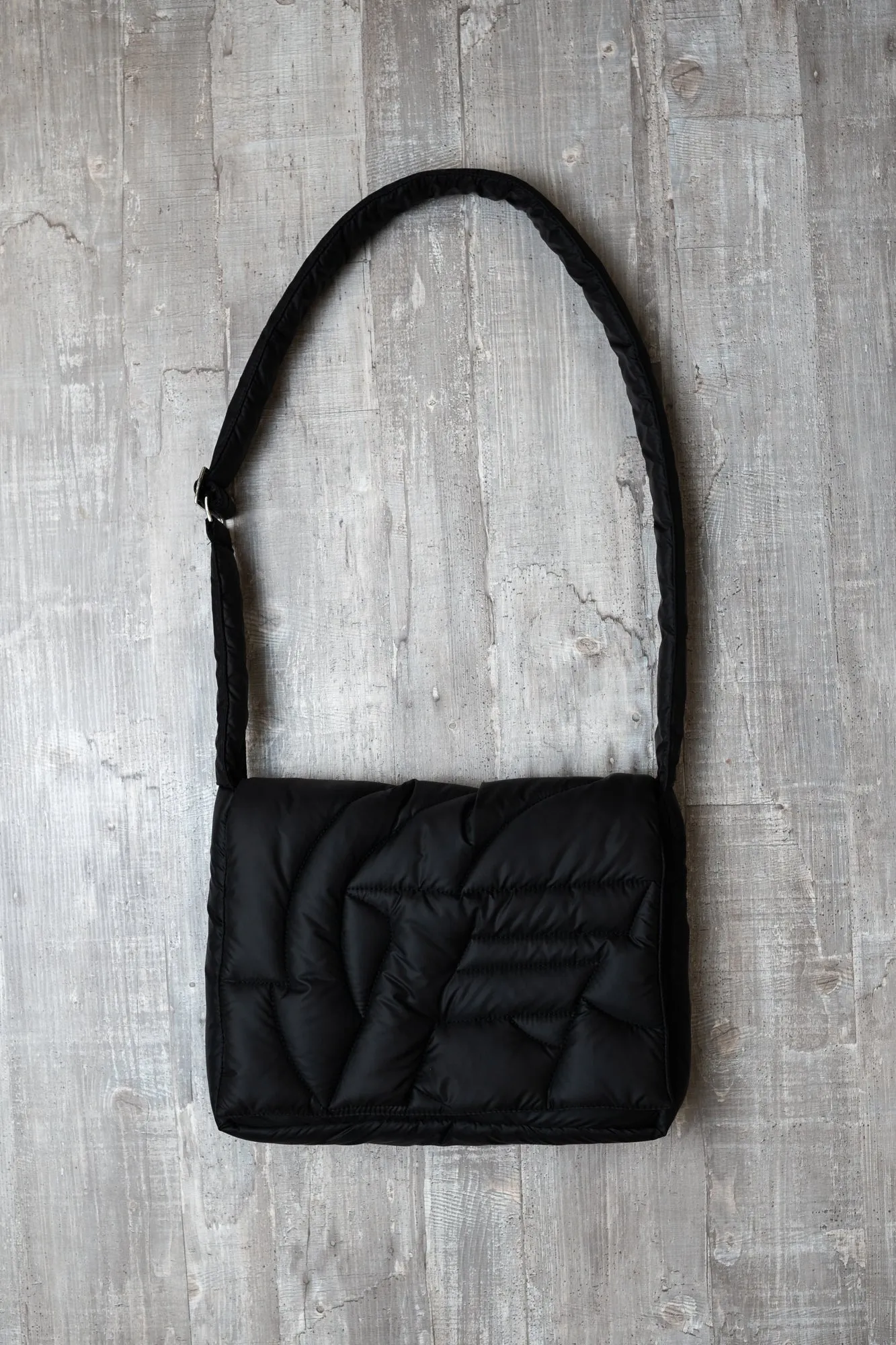 BLACK PUFFER BAG