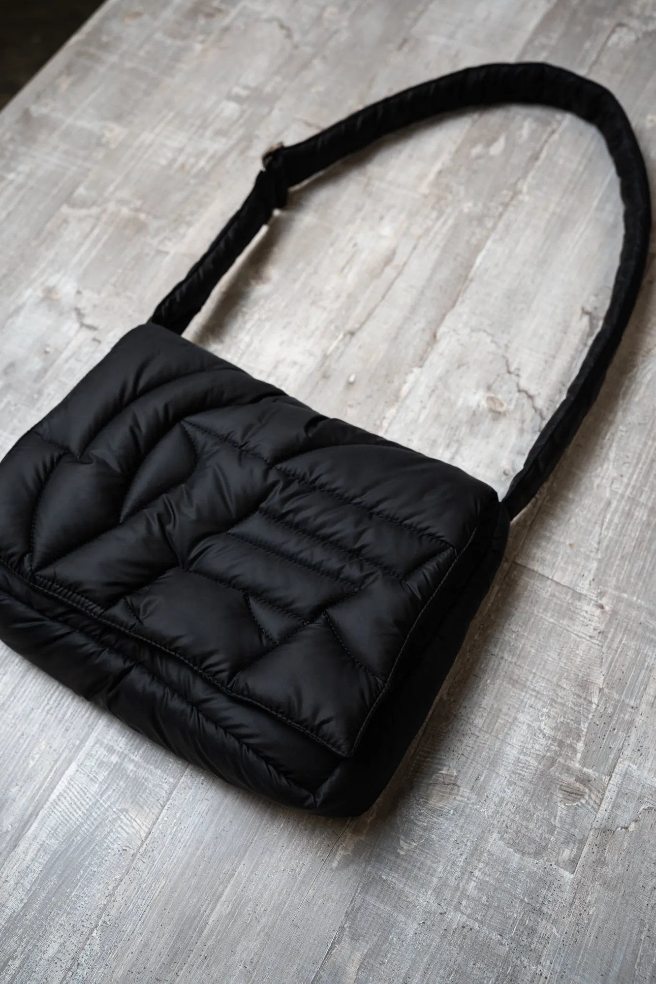 BLACK PUFFER BAG