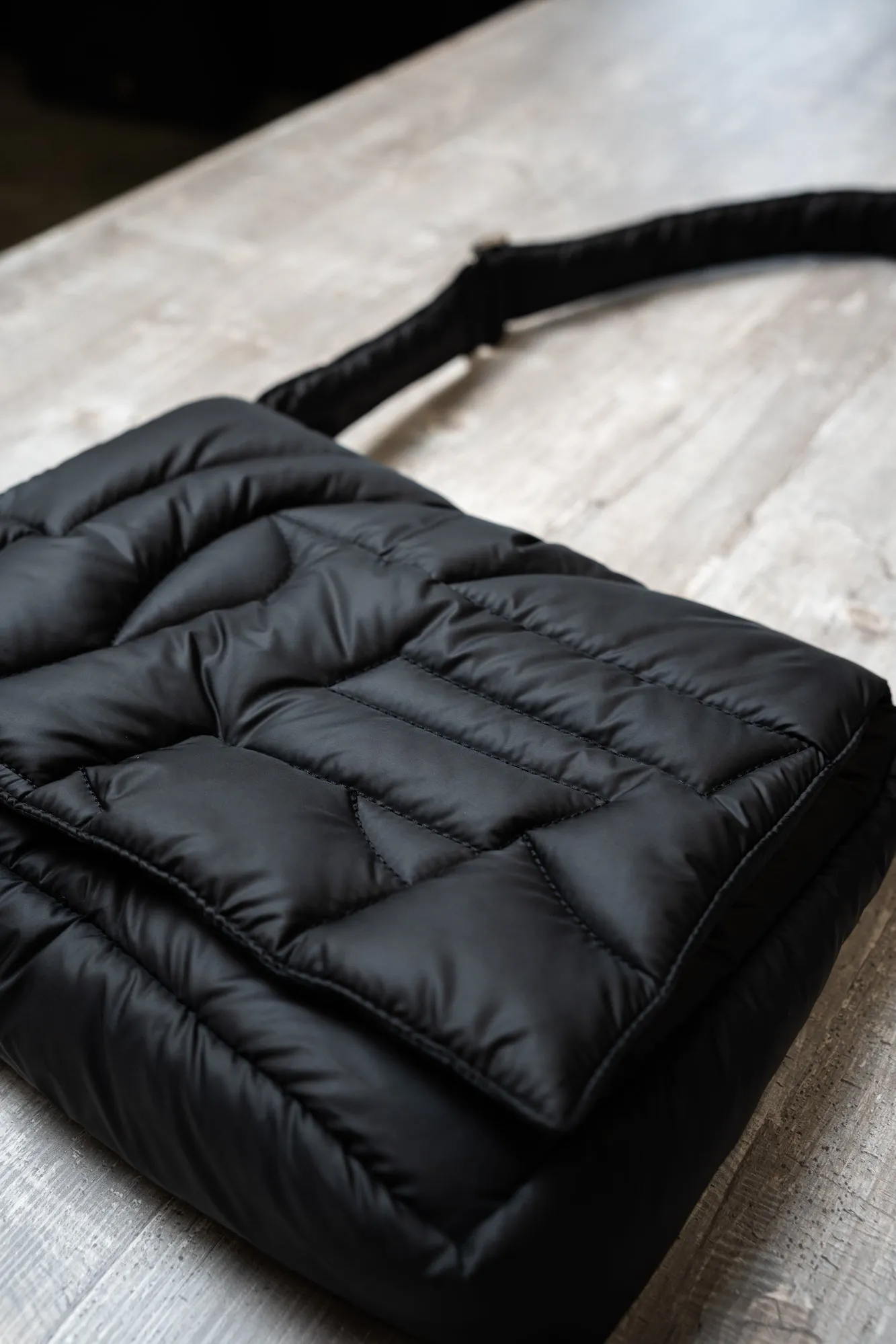 BLACK PUFFER BAG